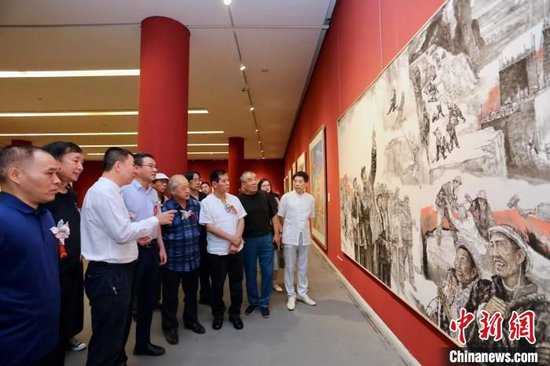 河南省美术家协会主席刘杰在展览现场介绍作品《红旗渠》。　刘俊苍　摄