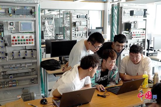 天津滨海新区先进制造职业技能公共实训中心内正在进行实训。中国网 杨佳 摄影