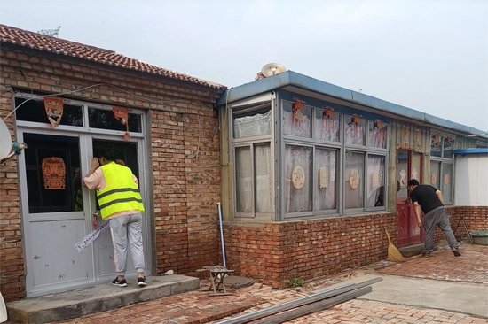 郭义停(左)在村内巡查,确保村民均已转移安置。(受访者供图)