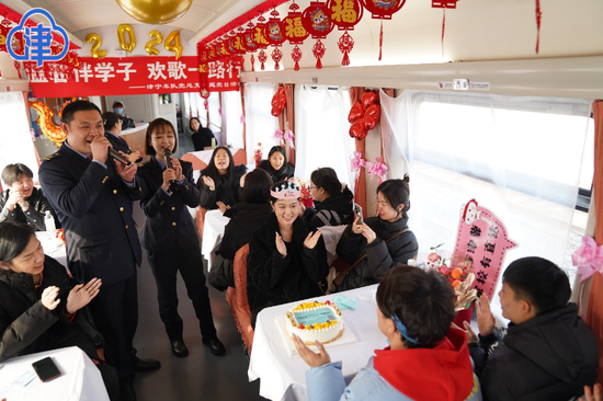  Tianjin Handan Additional Passenger Train Passenger Section Strives to Do a Good Job of On duty Work and Serve Student Passengers