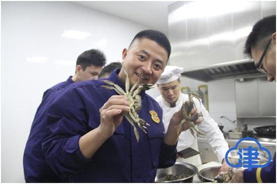 (消防员从老家青岛带来的海鲜美食,给消防队的年夜饭添了到菜)