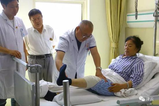 医生正在为高翠玲进行检查