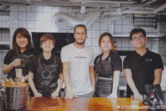 (邹梦娴 左二 张翀 右二 照片为疫情前拍摄)