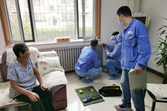 ▲在“冬病夏治、旧病新治”专项工作中，供热管家入户检查供热设施情况