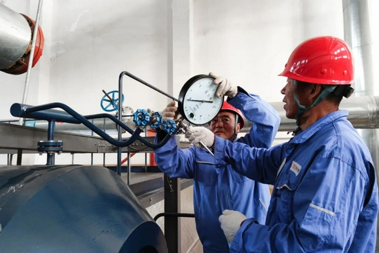 工作人员检验检修压力仪表保稳定供热