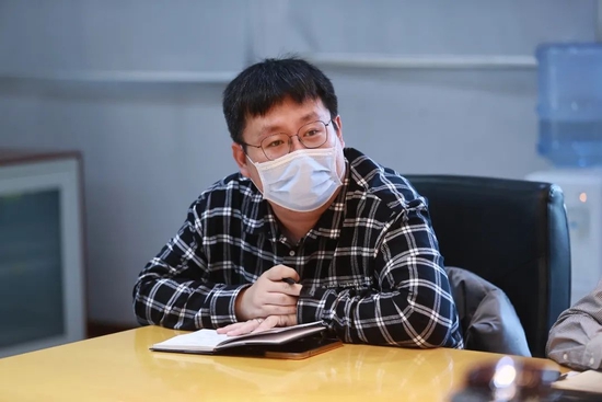 2022年1月12日,天津市委宣传部召开疫情防控指挥部宣传组工作调度会。图为人民日报社天津分社记者靳博在会议现场。