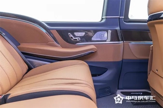 ▲三排沙发座椅、豪华扶手,超大腿部间距