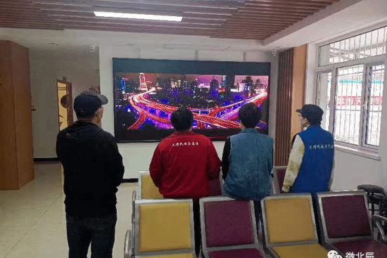 天穆镇天穆村组织网格员、志愿者和居民观看国家安全宣传片。