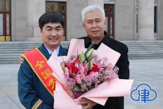 2020年，丁禄峰荣获“全国劳动模范”，师傅张建生前往祝贺。
