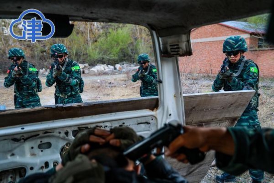 成功制服暴恐分子。