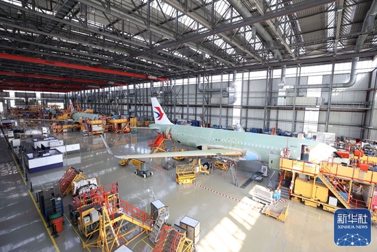 在空客天津总装线,工作人员在进行空客A320系列飞机总装(2月24日摄)。新华社发(空客中国供图)