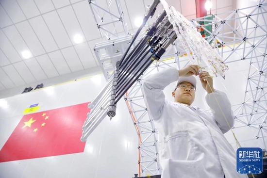 在中国航天科技集团五院天津基地内，工作人员进行微重力卸载系统状态检查（资料照片）。新华社发（航天科技集团五院供图）