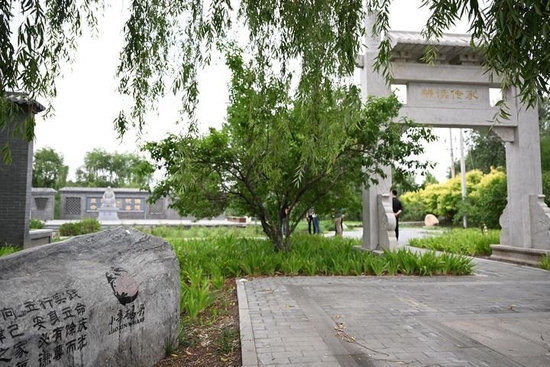这是位于天津市宝坻区黄庄镇小辛码头村的了凡广场一景（6月28日摄）。