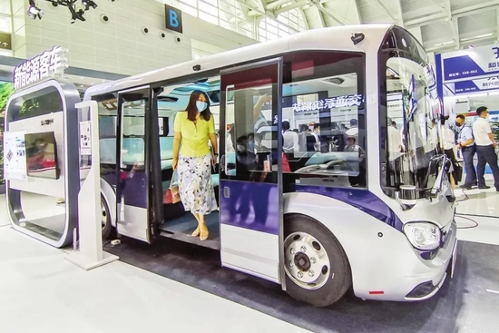 23日，市民近距离参观体验无人驾驶小V新能源客车。 