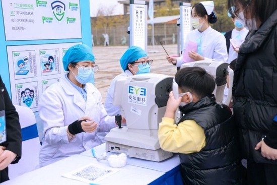 现场为孩子检查眼睛