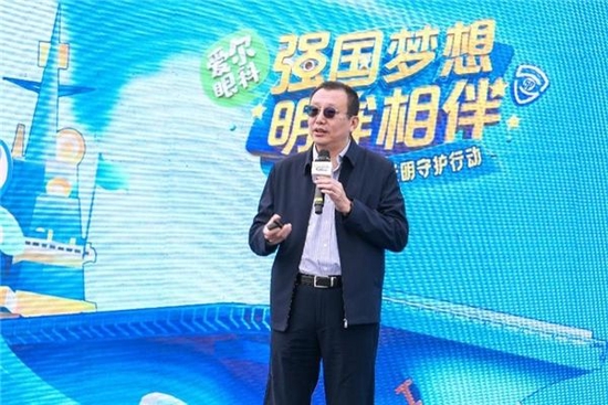 图：吴捷教授现场讲述孩子成长与家庭教育课题