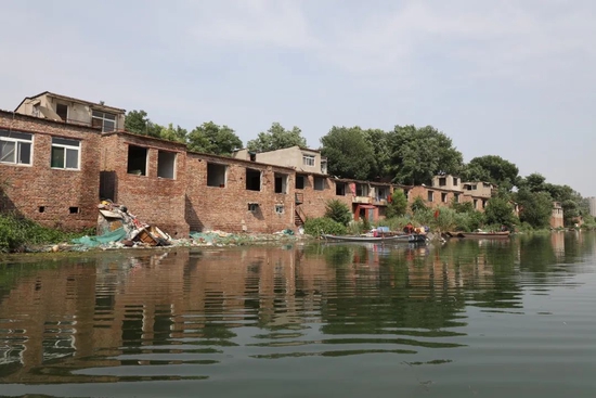 “渔村”居民住在临河的一间平房里，每年度汛都心有余悸