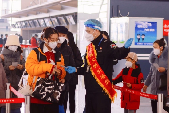 工作人员在天津滨海国际机场引导旅客。（受访者供图）