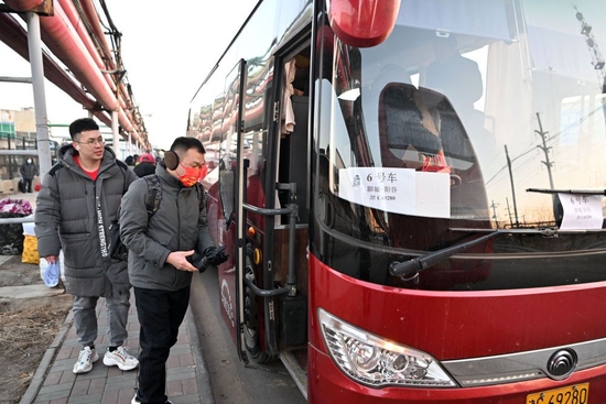 ↑1月16日，返乡工人在天津市北辰区宜兴埠镇登车。