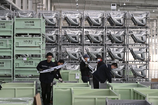 在联恒工业（天津）有限公司车间内，企业工作人员将汽车钣金部件打包装箱（2022年12月7日摄）。新华社记者孙凡越摄