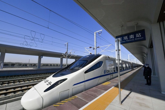 D6601次列车在宝坻南站等待发车（2022年12月30日摄）。新华社记者孙凡越摄