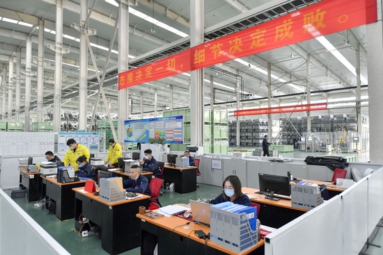 企业工作人员在联恒工业（天津）有限公司生产车间内工作（2022年12月7日摄）。新华社记者孙凡越摄
