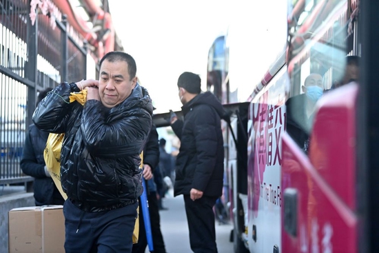 ↑1月16日，返乡工人在天津市北辰区宜兴埠镇准备登车返乡。