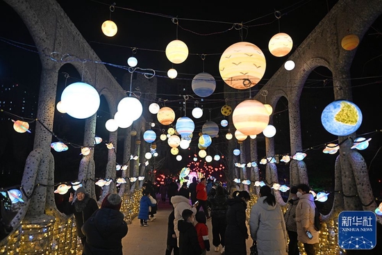 ↑人们在中华石园新春民俗灯会赏灯游玩（1月26日摄）。