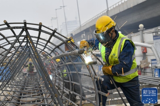 2月11日，建设者在天津地铁8号线一期工程5标项目南珠桥站进行焊接作业。