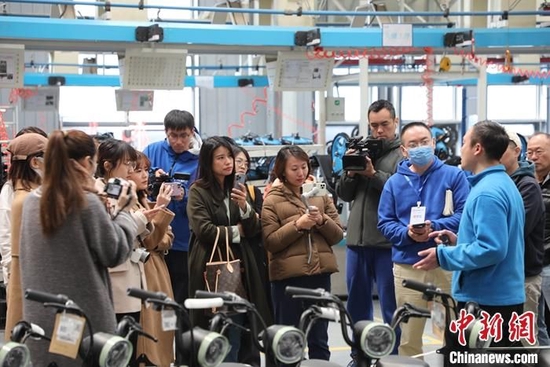 3月19日,两岸媒体走进天津哈啰电动车超级工厂参观采风。3月17日至20日,由天津市台办主办的“两岸媒体津沽行”活动在天津举办。 中新社发 天津市台办 供图