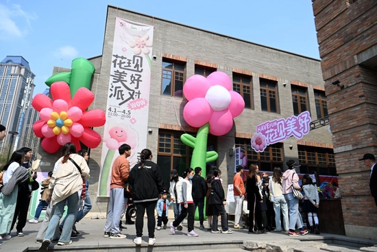 4月1日，游客在天津市五大道风景区内参加海棠花主题特色活动。新华社记者赵子硕 摄