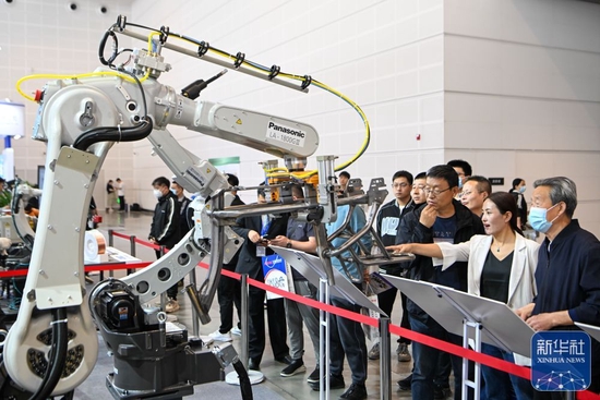 ↑5月8日，在国家会展中心（天津），观众参观展会上展出的工业设备。