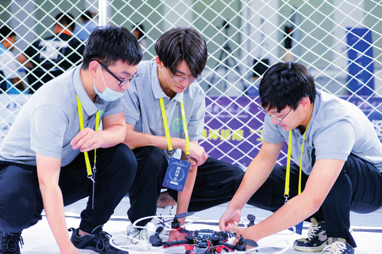 天津职业技术师范大学无人机工作室学生参加中国大学生工程实践与创新能力大赛（2021 年摄） 天津职业技术师范大学供图