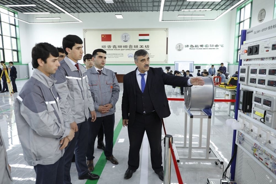 2023年4月12日，在塔吉克斯坦首都杜尚别的鲁班工坊内，塔方教授向学生讲解绿色电能展示平台的功能与使用方法。新华社发（奥斯帕诺夫摄）