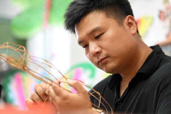 在天津市鼓楼附近的工作室里,魏博文在制作风筝骨架(6月8日摄)。