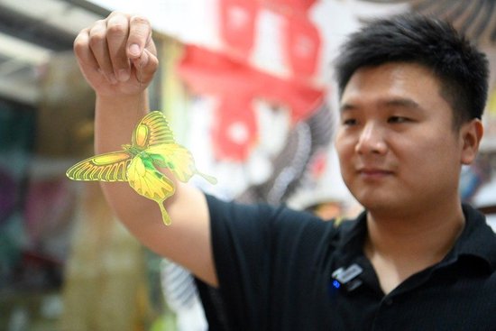 在天津市鼓楼附近的工作室里，魏博文在展示一只造型精美的迷你风筝。新华社记者 赵子硕 摄