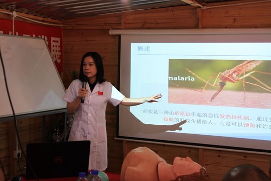 2023年4月25日，在津巴布韦阿卡迪亚矿区，中国第20批援津巴布韦医疗队队员介绍防疟疾知识。新华社记者张保平摄