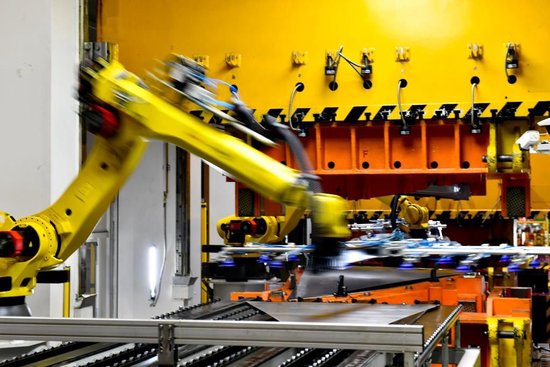 6月29日，在日照高新技术产业开发区日照中兴汽车有限公司，工业机器人在冲压汽车配件。（新华社记者郭绪雷摄）