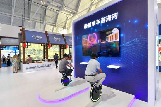 观众在第十三届中国旅游产业博览会天津展区体验VR海河骑行(9月1日摄)。新华社记者 孙凡越 摄