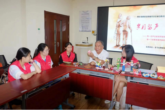 孙志才接受了汇文中学几位学生的采访