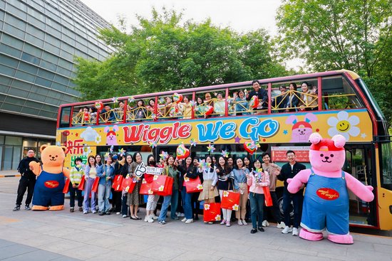 乘坐Wiggle专属巴士,与Wiggle熊和顽皮兔一起游览津城