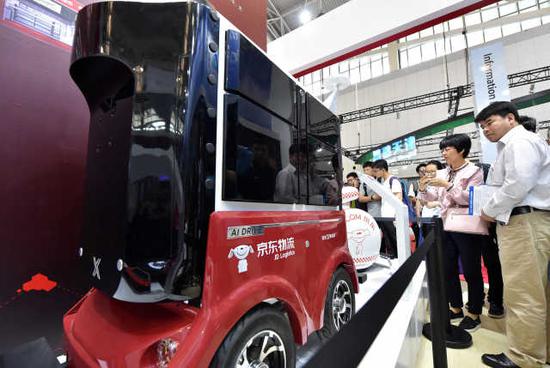 5月17日,观众在天津梅江会展中心智能科技展上参观京东物流车。新华社记者 李然 摄