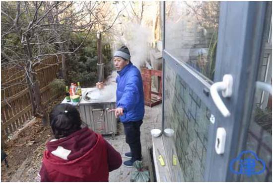 小郭的亲戚向记者讲述用柴火灶起因，并说起童年吃大锅饭的场景