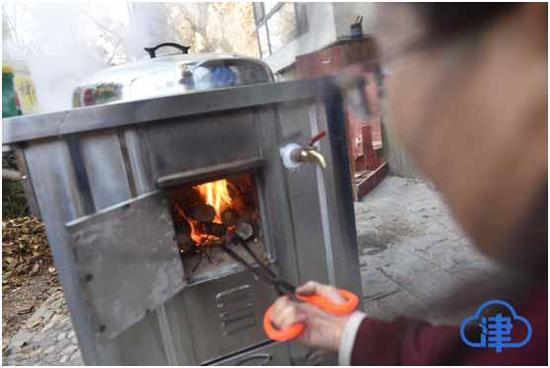 小郭母亲往灶中添柴