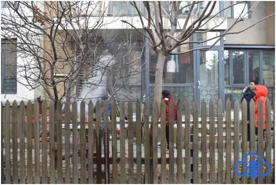 有人在室外用柴火灶烧火做饭