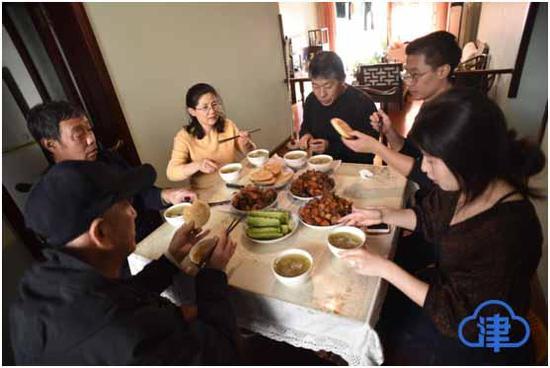 小郭一家人围坐吃饭