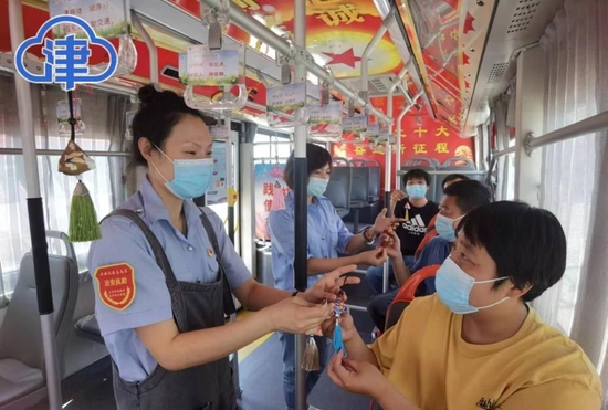 公交司机打造端午主题车厢 为乘客赠香包送祝福