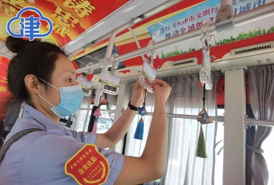 公交司机打造端午主题车厢 为乘客赠香包送祝福