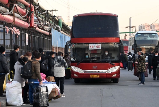 ↑1月16日，返乡工人在天津市北辰区宜兴埠镇准备登车返乡。