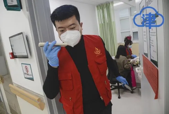 1月20日，志愿者刘楠在天津大学津南医院为管控区内的居民取药，小区管控期间他最多的时候一天要为60多位社区居民挂号取药。